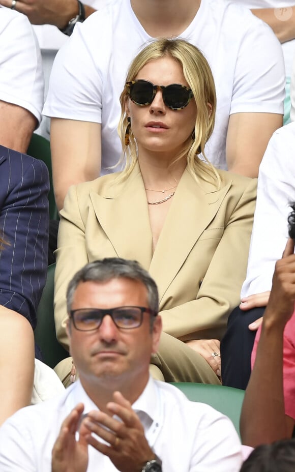 Sienna Miller dans les tribunes du tournoi de Wimbledon 2019 à Londres, le 8 juillet 2019.
