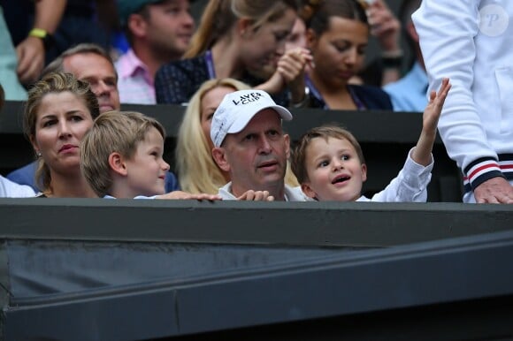 Mirka Federer (Miroslava Vavrinec) avec ses fils Leo et Lennart lors du Tournoi de tennis de Wimbledon 2019 à Londres, Royaume Uni, le 8 juillet 2019. © Antoine Couvercelle/Panoramic/Bestimage
