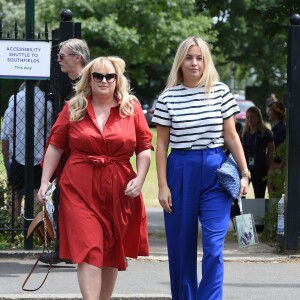 L'actrice australienne Rebel Wilson assiste au tournoi de Wimbledon avec une amie, le 8 juillet 2019.