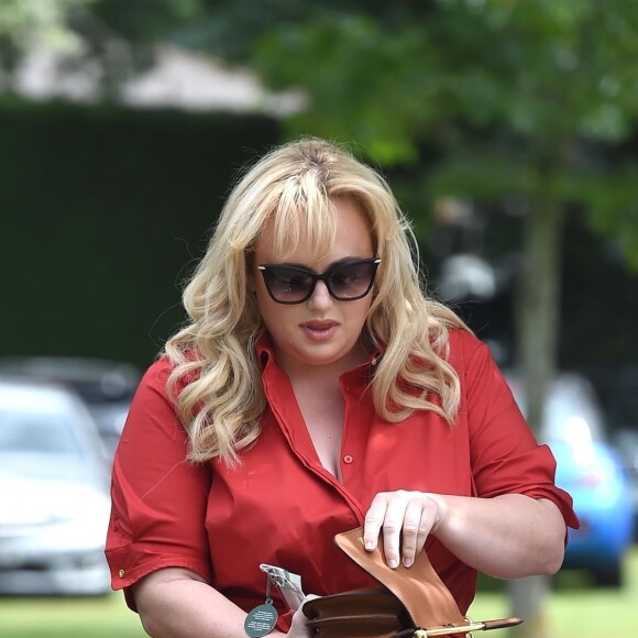 L'actrice australienne Rebel Wilson assiste au tournoi de Wimbledon avec une amie, le 8 juillet 2019.
