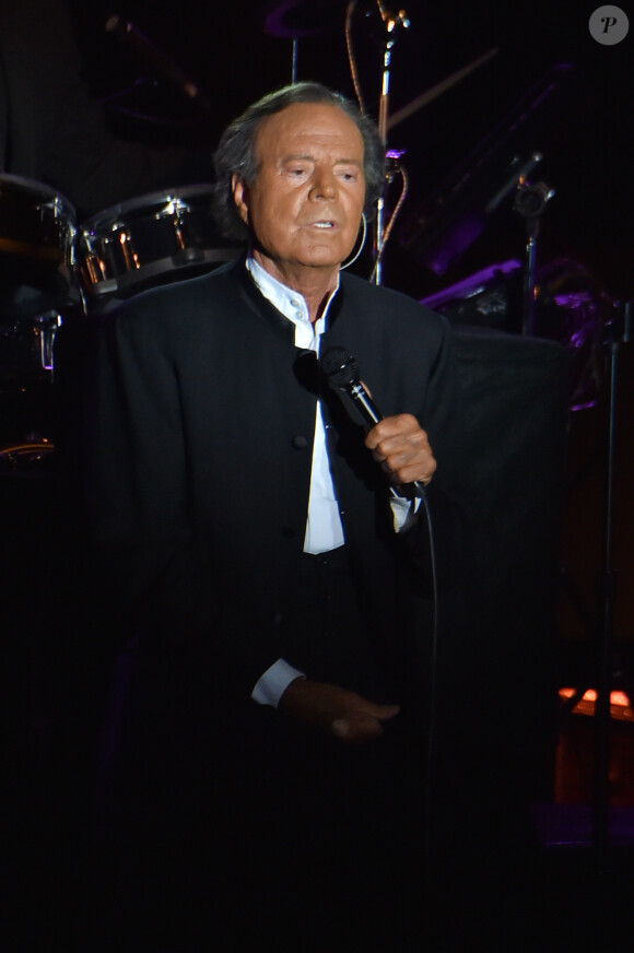 Julio Iglesias sur la scène du Sporting à Monaco à l'occasion du Monte-Carlo Sporting Summer Festival le 29 juillet 2016 © Lionel Urman / Bestimage