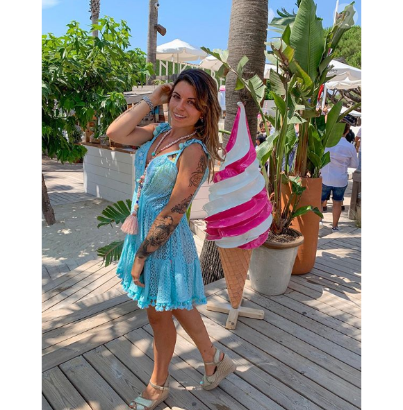 Angélique de "Koh-Lanta" en petite robe sur une plage de Saint-Tropez, le 4 juillet 2019