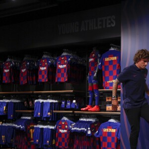 Antoine Griezmann officialise son transfert au FC Barcelone à l'occasion d'une conférence de presse à Barcelone en Espagne, le 13 juillet 2019.