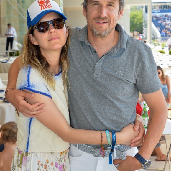 Exclusif - Marion Cotillard et son compagnon Guillaume Canet dans la tente VIP lors du Longines Paris Eiffel Jumping au Champ de Mars à Paris, le samedi 6 juillet 2019. © Veeren Ramsamy/Bestimag