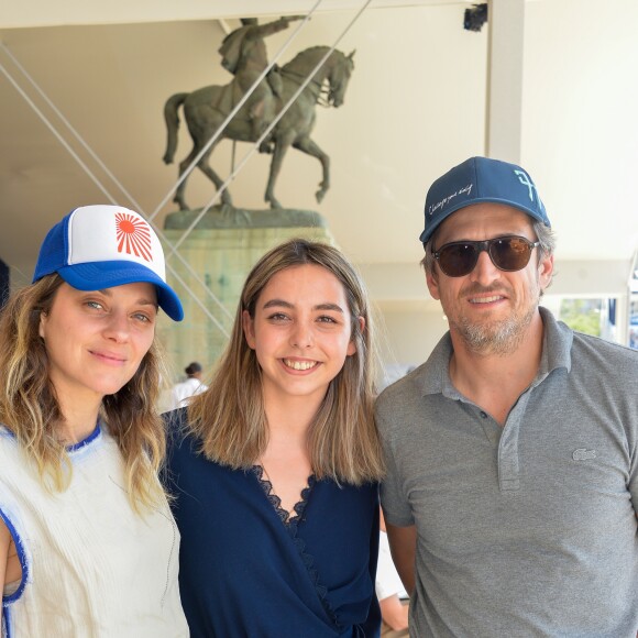 Exclusif - Marion Cotillard et son compagnon Guillaume Canet, guest dans la tente VIP lors du Longines Paris Eiffel Jumping au Champ de Mars à Paris, le samedi 6 juillet 2019. © Veeren Ramsamy/Bestimage