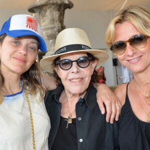 Exclusif - Marion Cotillard, Dani et Sarah Lavoine dans la tente VIP lors du Longines Paris Eiffel Jumping au Champ de Mars à Paris, le samedi 6 juillet 2019. © Veeren Ramsamy/Bestimage