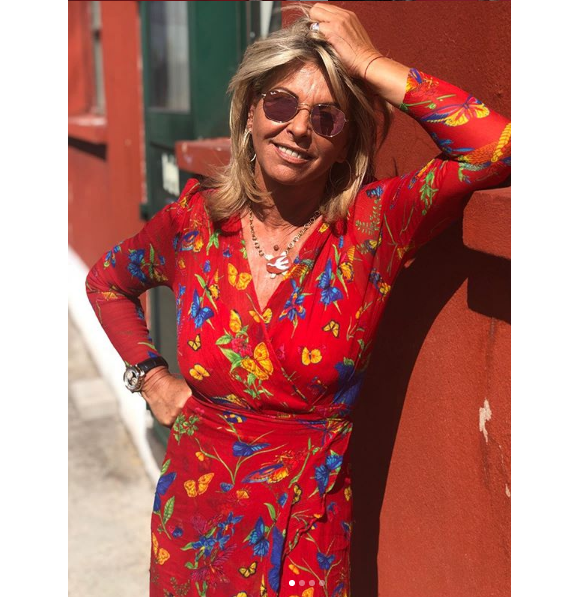 Caroline Margeridon souriante et sublime en robe à Saint-Ouen, le 10 juillet 2019