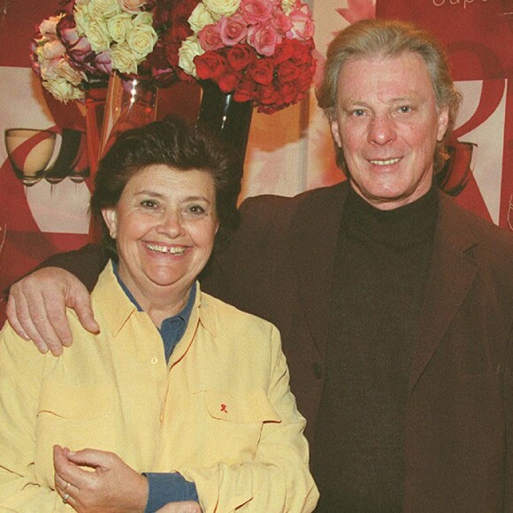 Herbert Léonard et sa femme Cléo au baptême du millésime Bordeaux, au Pavillon Gabriel, à Paris, le 18 mars 2002.