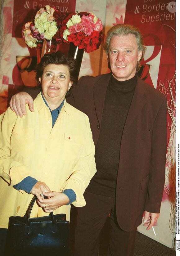 Herbert Léonard et sa femme Cléo au baptême du millésime Bordeaux, au Pavillon Gabriel, à Paris, le 18 mars 2002.