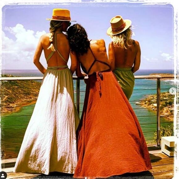 Laeticia Hallyday, Sandra Sisley et Liliane Jossua en robes dos nu lors de vacances à Saint-Barthélemy le 16 juillet 2019. 