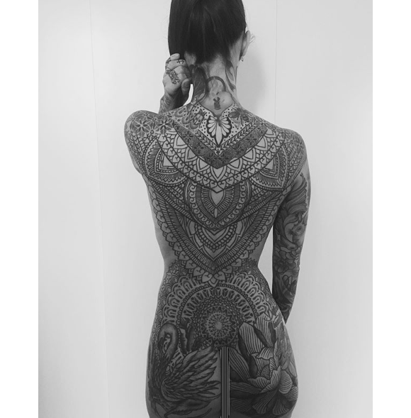 Fanny Maurer (Secret Story 6) se dévoile nue et le dos entièrement tatoué sur Instagram, le 18 juillet 2019.