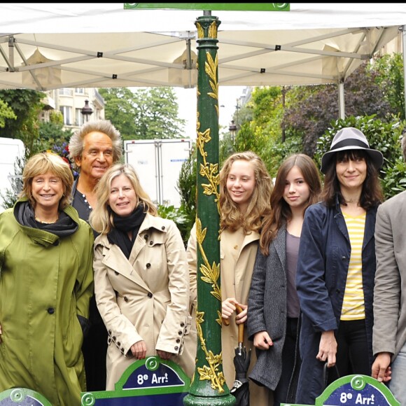 Danièle Thompson avec ses enfants Caroline et Christopher, ses petits-enfants et son compagnon Albert Koski avec le maire de Paris Bertrand Delanoë pour l'inauguration de la place Gérard Oury en 2011 à Paris.