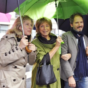 Danièle Thompson avec ses enfants Caroline et Christopher et son compagnon Albert Koski à Paris en 2011 pour l'inauguration de la place Gérard Oury. 