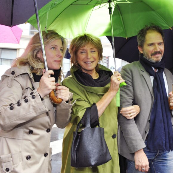 Danièle Thompson avec ses enfants Caroline et Christopher et son compagnon Albert Koski à Paris en 2011 pour l'inauguration de la place Gérard Oury. 