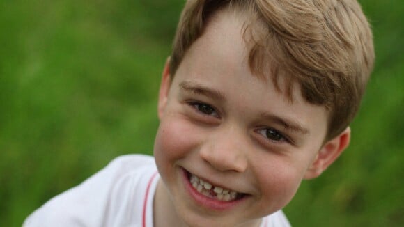Le prince George a 6 ans : sourire à trous et maillot de foot en photos