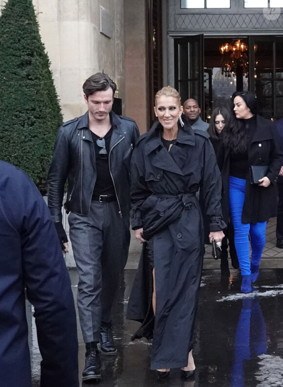 Céline Dion, avec son ami Pepe Munoz, sort de l'hôtel De Crillon pour se rendre au défilé Haute-Couture printemps-été 2019 " Alexandre Vauthier" au Grand Palais à Paris le 22 janvier 2019.