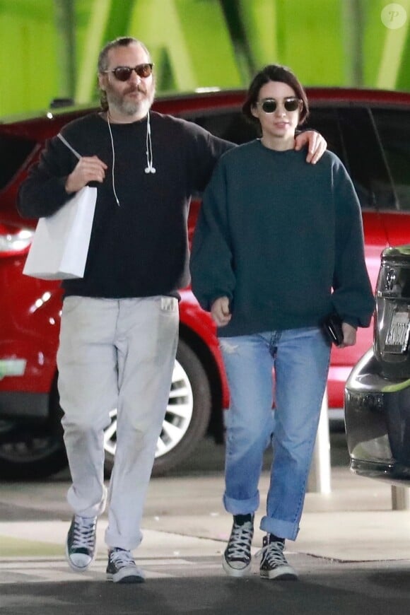 Exclusif - Joaquin Phoenix et sa compagne Rooney Mara sont allés faire du shopping chez Apple à Sherman Oaks le 17 février 2018.