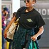 Exclusif - Rooney Mara a été aperçue arborant une bague en diamant à son annulaire gauche alors qu'elle faisait des courses à Los Angeles. Le 24 mai 2019.