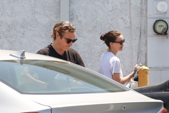 Exclusif - Joaquin Phoenix et sa compagne Rooney Mara à la sortie de leur cours d'arts martiaux à Los Angeles, le 14 juillet 2019.