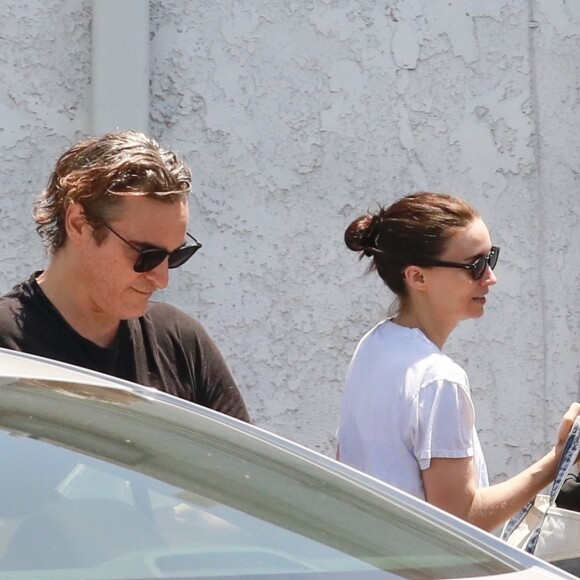 Exclusif - Joaquin Phoenix et sa compagne Rooney Mara à la sortie de leur cours d'arts martiaux à Los Angeles, le 14 juillet 2019.