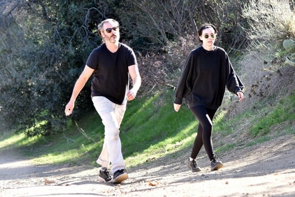Exclusif - Rooney Mara et son compagnon Joaquin Phoenix font une randonnée sur les hauteurs de Los Angeles le 2 février 2018.