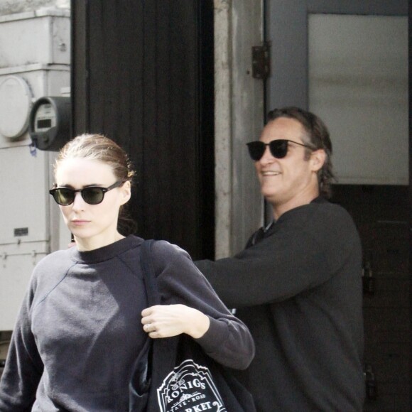Exclusif - Joaquin Phoenix et sa compagne Rooney Mara sont allés faire une pédicure dans un salon de manucure à Los Angeles. Alors que l'acteur payait, il n'avait pas à rester en place et a commencé à faire des pas de danse. Le 6 juillet 2019.