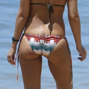 Exclusif - Jessica Alba en vacances se relaxe sur une plage de Hawaï le 21 avril 2016.