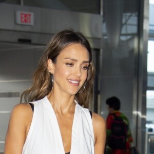 Exclusif - Jessica Alba arrive à l'aéroport de JFK pour prendre l'avion. Le 17 juillet 2019.