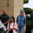 Laeticia Hallyday et sa fille Joy - Les filles de L.Hallyday et deux amies d'école vendent de la limonade pour collecter des fonds pour l'association de leur mère au Vietnam, devant la villa de Pacific Palisades, Los Angeles, Californie Etats-Unis, le 18 mai 2019.