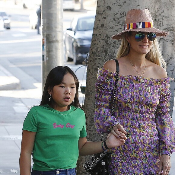 Laeticia Hallyday et sa fille Joy - Laeticia Hallyday et ses filles Jade et Joy arrivent au restaurant Gladstones pour déjeuner à Los Angeles, le 30 mars 2019.