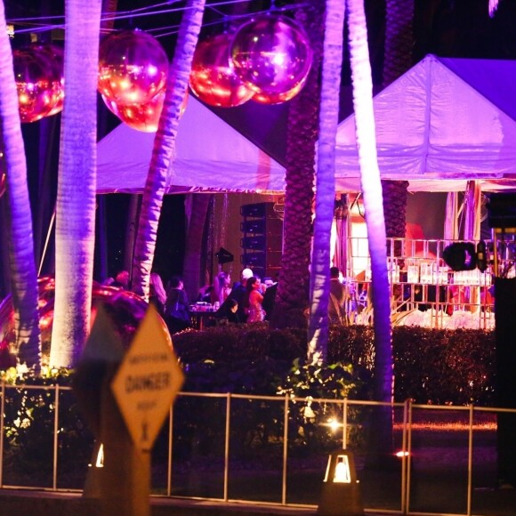 Jennifer Lopez fête son anniversaire (50 ans) en compagnie de son fiancé Alex Rodriguez, sa famille et ses amis dans le quartier de Star Island, située sur l'île artificielle de Biscayne Bay à Miami. Un feu d'artifice époustouflant a illuminé toute la soirée et des passants et des fans ont profité de l'occasion pour prendre des photos. Le 24 juillet 2019.