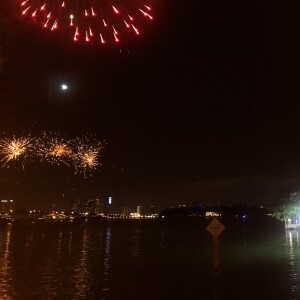 Jennifer Lopez fête son anniversaire (50 ans) en compagnie de son fiancé Alex Rodriguez, sa famille et ses amis dans le quartier de Star Island, située sur l'île artificielle de Biscayne Bay à Miami. Un feu d'artifice époustouflant a illuminé toute la soirée et des passants et des fans ont profité de l'occasion pour prendre des photos. Le 24 juillet 2019.