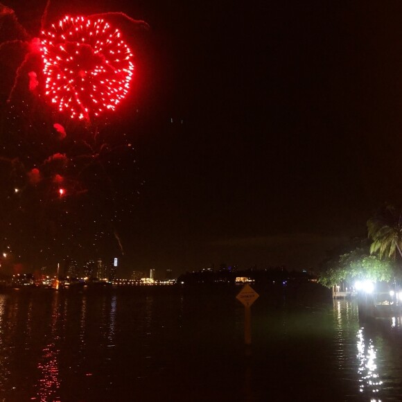 Jennifer Lopez fête son anniversaire (50 ans) en compagnie de son fiancé Alex Rodriguez, sa famille et ses amis dans le quartier de Star Island, située sur l'île artificielle de Biscayne Bay à Miami. Un feu d'artifice époustouflant a illuminé toute la soirée et des passants et des fans ont profité de l'occasion pour prendre des photos. Le 24 juillet 2019.