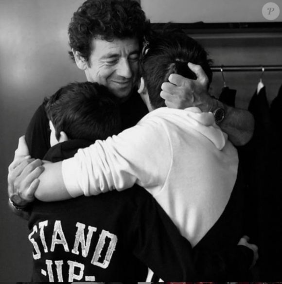 Patrick Bruel pose avec ses fils Oscar et Léon, dans les coulisses de son concert à Orléans, le 13 juin 2019