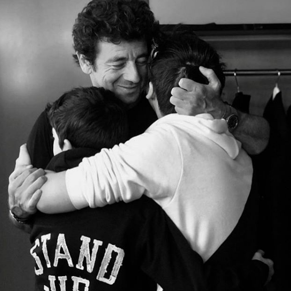 Patrick Bruel pose avec ses fils Oscar et Léon, dans les coulisses de son concert à Orléans, le 13 juin 2019