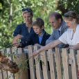 Le prince Edward, comte de Wessex, la comtesse Sophie de Wessex et leurs enfants, Lady Louise Windsor et James vicomte Severn ont nourri les girafes le 23 juillet 2019 lors de leur visite au zoo de Bristol pour découvrir le Bear Wood, nouvel espace du Wild Place Project. Le comte de Wessex parraine la Société zoologique de Bristol.