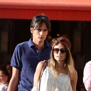 Capucine Anav et son compagnon le mannequin et acteur Alain-Fabien Delon font du shopping à Saint-Tropez, Côte d'Azur, France, le 16 août 2017.