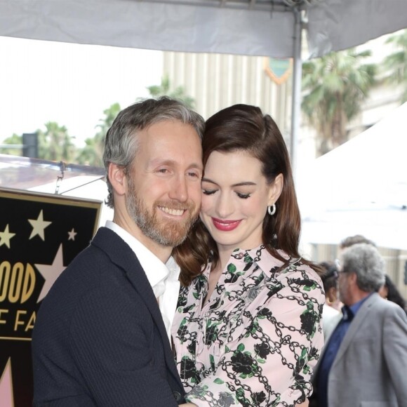 Anne Hathaway et son mari Adam Shulman - Anne Hathaway reçoit son étoile sur le Walk Of Fame dans le quartier de Hollywood à Los Angeles, le 9 mai 2019