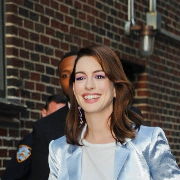 Anne Hathaway porte un ensemble en satin gris clair à la sortie de l'émission "The Late Show With Stephen Colbert" à New York, le 7 mai 2019.