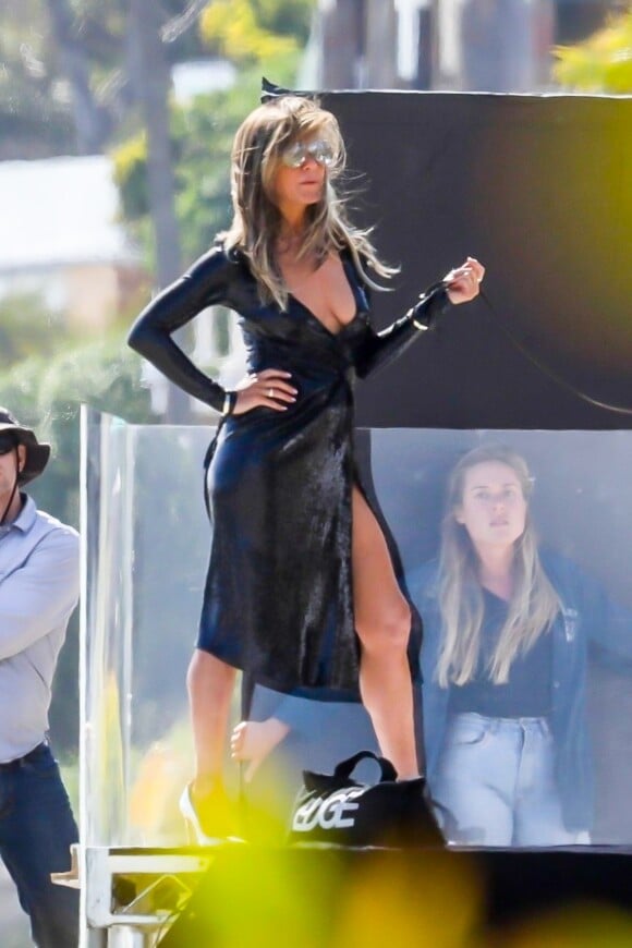 Exclusif - Jennifer Aniston lors d'une une séance photo très sexy avec un Dobermann sur une plage de Malibu, Los Angeles, le 27 mars 2019.