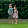 Le prince George de Cambridge et sa soeur la princesse Charlotte de Cambridge s'amusant pendant un match de polo disputé par le prince William à Wokinghan, le 10 juillet 2019.