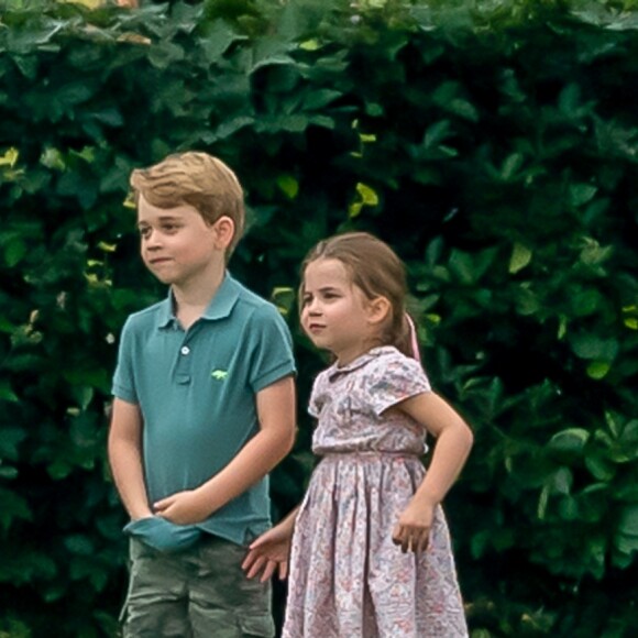 Le prince George de Cambridge et sa soeur la princesse Charlotte de Cambridge s'amusant pendant un match de polo disputé par le prince William à Wokinghan, le 10 juillet 2019.