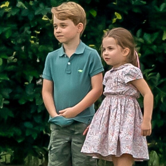 Le prince George de Cambridge et sa soeur la princesse Charlotte de Cambridge s'amusant pendant un match de polo disputé par le prince William à Wokinghan, le 10 juillet 2019.