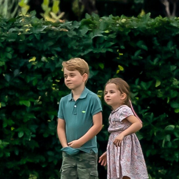 Le prince George de Cambridge et sa soeur la princesse Charlotte de Cambridge s'amusant pendant un match de polo disputé par le prince William à Wokinghan, le 10 juillet 2019.