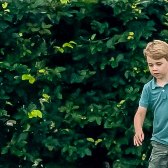 Le prince George de Cambridge et sa soeur la princesse Charlotte de Cambridge s'amusant pendant un match de polo disputé par le prince William à Wokinghan, le 10 juillet 2019.