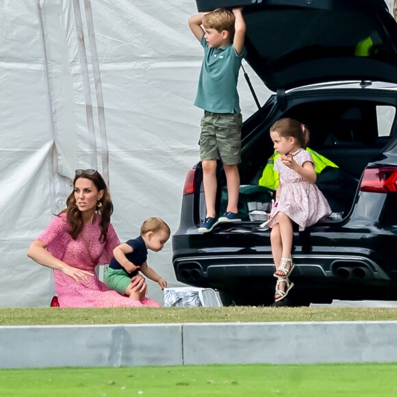 Kate Middleton, duchesse de Cambridge, avec ses enfants le prince George, la princesse Charlotte et le prince Louis pendant un match de polo disputé par le prince William à Wokinghan, le 10 juillet 2019.