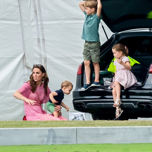Kate Middleton, duchesse de Cambridge, avec ses enfants le prince George, la princesse Charlotte et le prince Louis pendant un match de polo disputé par le prince William à Wokinghan, le 10 juillet 2019.