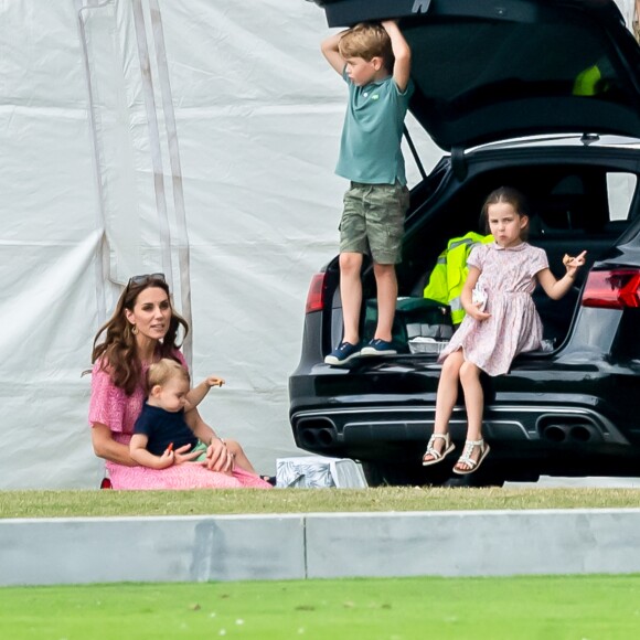 Kate Middleton, duchesse de Cambridge, avec ses enfants le prince George, la princesse Charlotte et le prince Louis pendant un match de polo disputé par le prince William à Wokinghan, le 10 juillet 2019.