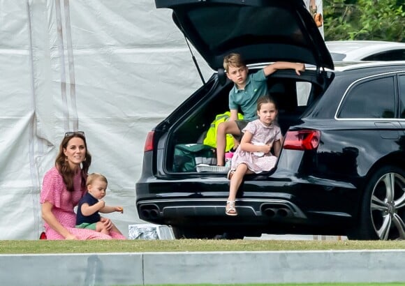 Kate Middleton, duchesse de Cambridge, avec ses enfants le prince George, la princesse Charlotte et le prince Louis pendant un match de polo disputé par le prince William à Wokinghan, le 10 juillet 2019.