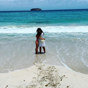 Marc-Olivier Fogiel immortalise ses deux fillettes à Saint-Barth, le 28 juillet 2019.